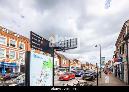 Cartello stradale che indica i punti di interesse nel centro della città di Newmarket, una città mercato nel quartiere West Suffolk di Suffolk, Inghilterra orientale Foto Stock