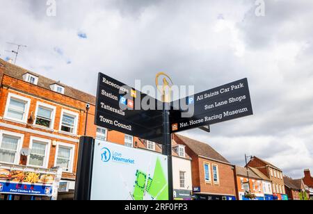 Cartello stradale che indica i punti di interesse nel centro della città di Newmarket, una città mercato nel quartiere West Suffolk di Suffolk, Inghilterra orientale Foto Stock