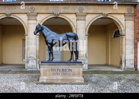 Statua del cavallo da corsa Hyperion fuori dalle Jockey Club Rooms, Newmarket, una città mercato nel quartiere West Suffolk di Suffolk, Inghilterra orientale Foto Stock