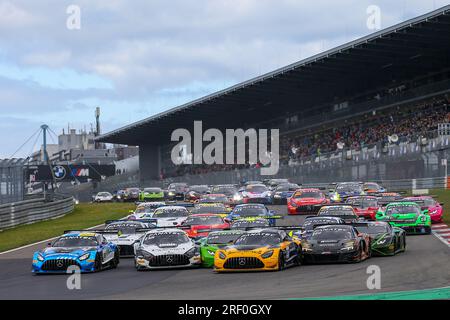 Nuerburg, Germania. 30 luglio 2023. Nurburg, Germania, domenica 30 LUGLIO 2023: Partenza della GARA (R) # 66 Andrey MUKOVOZ, Kikko GALBIATI, Dylan PEREIRA Team Tresor Attempto Racing, Audi R8 LMS GT3 EVO II, durante la gara della Fanatec GT World Challenge Endurance Cup. Il Team Tresor Attempto Racing gareggia nella Fanatec GT World Challenge Endurance Cup, immagine a pagamento, foto copyright © ATP Geert FRANQUET (FRANQUET Geert /ATP/SPP) credito: SPP Sport Press Photo. /Alamy Live News Foto Stock