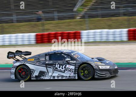 Nuerburg, Germania. 30 luglio 2023. Nurburg, Germania, domenica 30 LUGLIO 2023: Partenza della GARA (R) # 66 Andrey MUKOVOZ, Kikko GALBIATI, Dylan PEREIRA Team Tresor Attempto Racing, Audi R8 LMS GT3 EVO II, durante la gara della Fanatec GT World Challenge Endurance Cup. Il Team Tresor Attempto Racing gareggia nella Fanatec GT World Challenge Endurance Cup, immagine a pagamento, foto copyright © ATP Geert FRANQUET (FRANQUET Geert/ATP/SPP) credito: SPP Sport Press Photo. /Alamy Live News Foto Stock