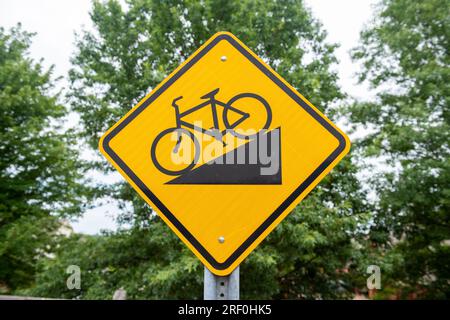 Un cartello per i ciclisti sul Razorback Greenway a Rogers, Arkansas, avverte i piloti di una ripida pendenza davanti. Foto Stock