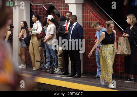Persone sulla piattaforma della metropolitana Red Line, Boston, Massachusetts Foto Stock