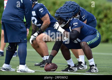 Renton, Washington, USA. 30 luglio 2023. Centro dei Seattle Seahawks Olu Oluwatimi (51) durante il training camp dei Seattle Seahawks a Renton, WA. Steve Faber/CSM/Alamy Live News Foto Stock