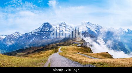 Autunno nelle Alpi svizzere. Sentiero escursionistico in cima a Mannlichen vicino a Wengen e Lauterbrunnen, Svizzera. Catena montuosa con cime Eiger, Monch Foto Stock
