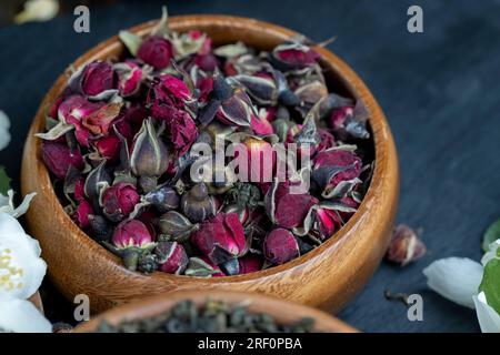 rosa rossa essiccata per aggiungere e preparare il tè, fiori di rosa che vengono utilizzati per insaporire il tè Foto Stock