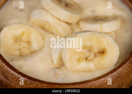 yogurt fresco a base di latte con fette di banana fresca, yogurt bio con banana tritata Foto Stock