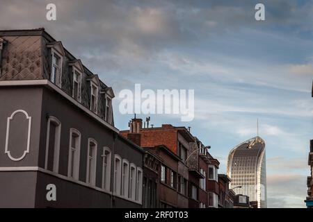 Immagine di un tipico panorama del centro della città di Liegi, Belgio, con tour des finances ed edifici residenziali. Foto Stock