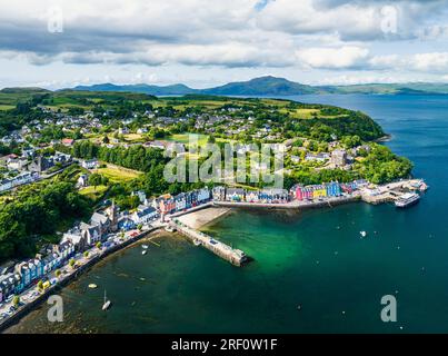 Vista di Marina a Tobermory da un drone, Isola di Mull, Scozia, Regno Unito Foto Stock