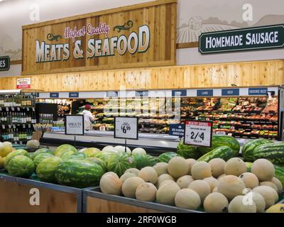 Vista parziale delle sezioni di cibo e bevande nel supermercato Foto Stock