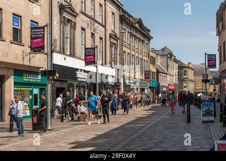 Inverness, Scozia, Regno Unito. 3 giugno 2023. L'area commerciale del centro di Inverness lungo High Street in una giornata intensa. Foto Stock