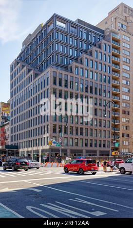 Chelsea: FÖRENA è un nuovo condominio di mattoni e metallo all'angolo tra la Sixth Avenue e la West 14th Street. Foto Stock