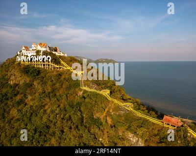 Prachuap Khiri Khan, Thailandia - 7 febbraio 2023: Un monastero situato a 396 passi dai piedi della collina, Khao Chong Krachok presenta un piccolo pag Foto Stock