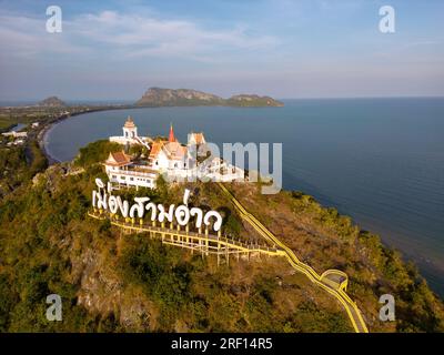 Prachuap Khiri Khan, Thailandia - 7 febbraio 2023: Un monastero situato a 396 passi dai piedi della collina, Khao Chong Krachok presenta un piccolo pag Foto Stock