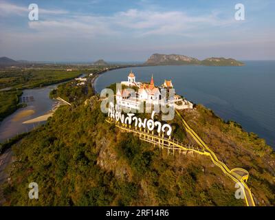 Prachuap Khiri Khan, Thailandia - 7 febbraio 2023: Un monastero situato a 396 passi dai piedi della collina, Khao Chong Krachok presenta un piccolo pag Foto Stock