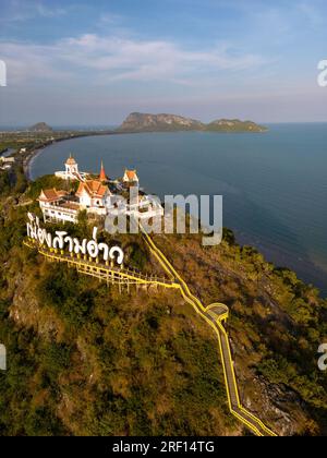 Prachuap Khiri Khan, Thailandia - 7 febbraio 2023: Un monastero situato a 396 passi dai piedi della collina, Khao Chong Krachok presenta un piccolo pag Foto Stock