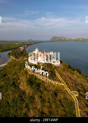 Prachuap Khiri Khan, Thailandia - 7 febbraio 2023: Un monastero situato a 396 passi dai piedi della collina, Khao Chong Krachok presenta un piccolo pag Foto Stock