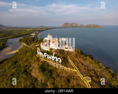 Prachuap Khiri Khan, Thailandia - 7 febbraio 2023: Un monastero situato a 396 passi dai piedi della collina, Khao Chong Krachok presenta un piccolo pag Foto Stock