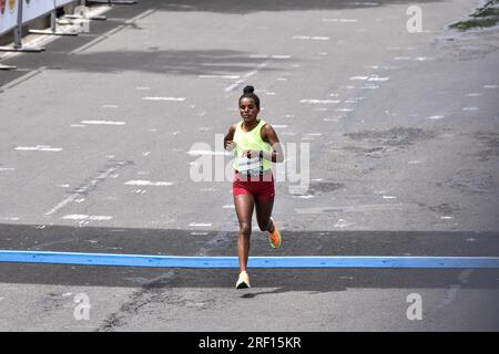 Bogotà, Colombia. 30 luglio 2023. L'etiope Anchialem Haymanot supera il traguardo come secondo classificato durante la Half Marathon 2023 di Bogotà, dove Omar Ait Chitachen dal Marocco ha vinto con un tempo di 1:03:50 nella categoria maschile 21km e Daidy Kimeli dal Kenya ha vinto la categoria femminile della stessa gara con un tempo di 1:15:12, A Bogotà, Colombia, 30 luglio 2023. Foto di: Cristian Bayona/Long Visual Press Credit: Long Visual Press/Alamy Live News Foto Stock