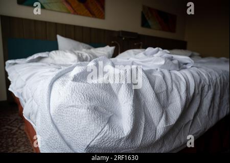 la mattina le lenzuola di un letto d'hotel erano schiacciate Foto Stock