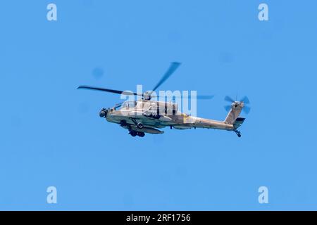 TEL AVIV, ISRAELE - 21 LUGLIO: Un elicottero d'attacco Apache AH-64 dell'Aeronautica militare israeliana sorvola la spiaggia di Tel Baruch il 21 luglio 2023 a Tel Aviv, Israele. Foto Stock