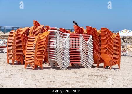 Tel Aviv, Israele, Israele. 30 luglio 2023. (NUOVO) vita quotidiana in Israele estate 2023. 21 luglio 2023, Tel Aviv, Israele: Una pila di sdraio inutilizzate vista sulla spiaggia di Tel Baruch il 21 luglio 2023 a Tel Aviv, Israele. (Immagine di credito: © M10s/TheNEWS2 via ZUMA Press Wire) SOLO USO EDITORIALE! Non per USO commerciale! Foto Stock