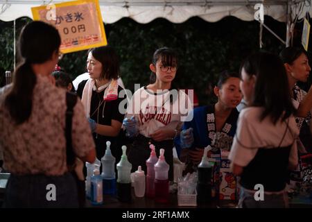 Yokohama, Giappone. 29 luglio 2023. I venditori di Kakigori (ghiaccio rasato) assistono i loro clienti ad un bon odori matsuri (festival estivo) nel santuario di Sugiyama. Dopo che il governo giapponese ha dichiarato la fine della pandemia di Coronavirus nel maggio 2023, le tradizionali feste estive sono tornate nei santuari e nei templi di tutto il paese. Credito: SOPA Images Limited/Alamy Live News Foto Stock