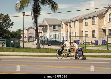 Key West, Florida USA - 8 febbraio 2016: Ciclista su due ruote in strada. Foto Stock