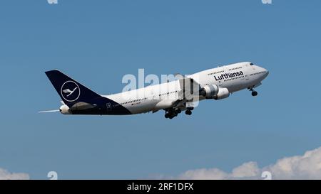 Richmond, British Columbia, Canada. 29 luglio 2023. Un aereo di linea Lufthansa Boeing 747-400 (D-ABVM) dopo il decollo dall'aeroporto internazionale di Vancouver. (Immagine di credito: © Bayne Stanley/ZUMA Press Wire) SOLO USO EDITORIALE! Non per USO commerciale! Foto Stock