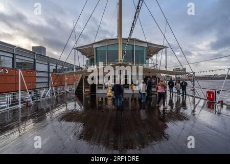 Edimburgo, Scozia, gennaio 2023. Il ponte del Royal Yacht Britannia, una delle attrazioni turistiche più visitate di Edimburgo Foto Stock