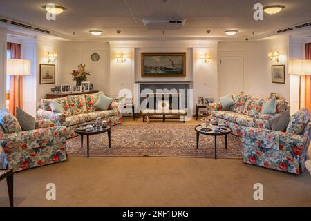 Edimburgo, Scozia, gennaio 2023. Il lussuoso salotto statale del Royal Yacht Britannia Foto Stock