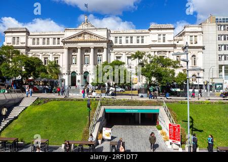 Gli studenti camminano davanti alla Facoltà di Scienze economiche ("Economicas") edificio neoclassico bianco in Avenida Cordoba nel centro di Buenos Aires Foto Stock