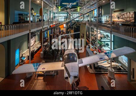 Edimburgo, Scozia, gennaio 2023. Vecchi aerei e velivoli al National Museum of Scotland, il museo più visitato di Edimburgo Foto Stock