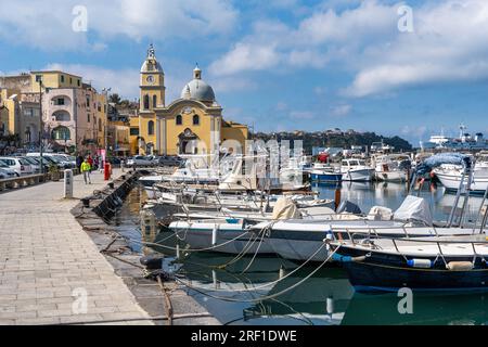 Barche da pesca ormeggiate al porto di Procida Marina grande, Campania, Italia Foto Stock