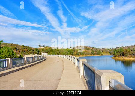 Hollywood Reservoir, circondato dalle panoramiche colline di Hollywood, visto dalla passerella pedonale della diga di Mulholland. Foto Stock