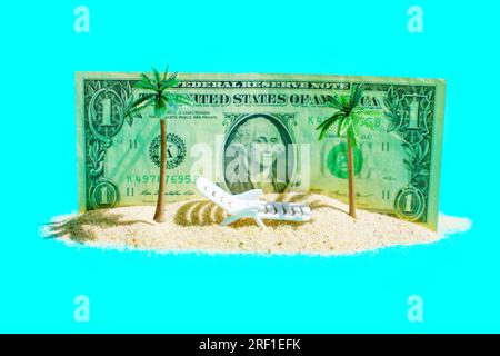 Soggiorno lungo la costa: Deliziosa disposizione di palme giocattolo e una sdraio su un letto di sabbia sullo sfondo di una banconota da un dollaro isolato sul blu. Trav Foto Stock