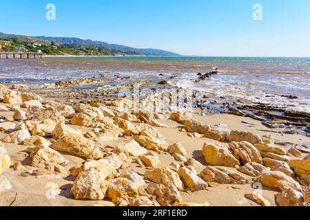 Vista sull'oceano dalla spiaggia rocciosa di Malibu in California. Viaggi, natura e progetti a tema costiero contesto. Foto Stock