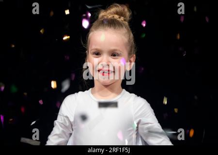 28 aprile 2022. Bielorussia, la città di Gomil. Vacanze per le strade della città. Una bambina sorride in coriandoli volanti. Foto Stock