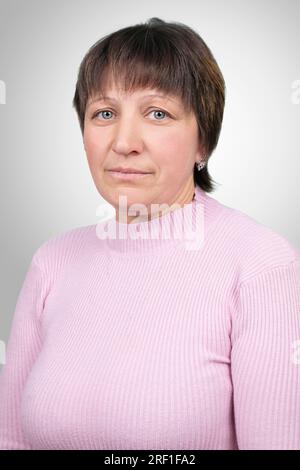 Fotografare persone anziane comuni. Ritratto di una normale donna di mezza età con i capelli corti Foto Stock
