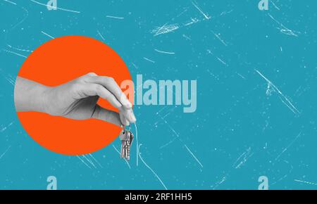 Un grande uomo d'affari dà la chiave per la casa su sfondo blu con spazio per la copia. Concetto di consegna delle chiavi. Foto Stock