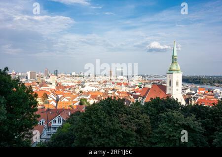 BRATISLAVA, SLOVACCHIA - 6 SETTEMBRE 2014: Cattedrale di Katedrala Dom svateho Martina a Bratislava di fronte all'edificio della società di radiodiffusione TV JOJ Foto Stock