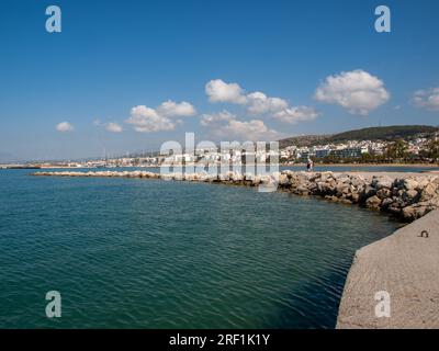 Rethymnon, Creta, Grecia - 16 giugno 2022: Breakwater all'ingresso del porto di Rethymnon, Creta, Grecia Foto Stock