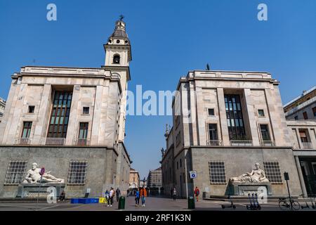 Torino, Italia - 28 marzo 2022: Piazza CLN è una piccola piazza situata nel centro storico di Torino, proprio dietro le due chiese gemelle di Piazza San C. Foto Stock