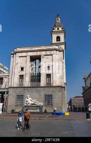 Torino, Italia - 28 marzo 2022: Piazza CLN è una piccola piazza situata nel centro storico di Torino, proprio dietro le due chiese gemelle di Piazza San C. Foto Stock