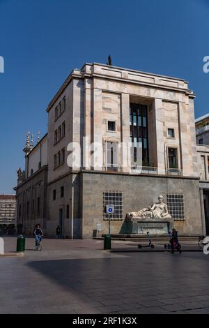 Torino, Italia - 28 marzo 2022: Piazza CLN è una piccola piazza situata nel centro storico di Torino, proprio dietro le due chiese gemelle di Piazza San C. Foto Stock