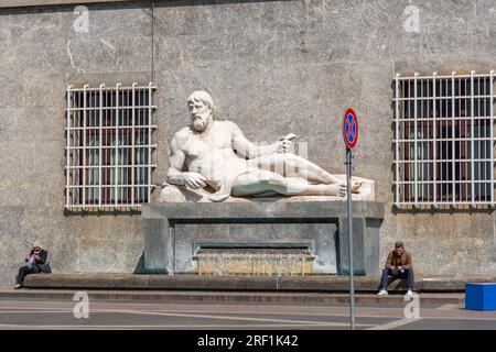 Torino, Italia - 28 marzo 2022: Piazza CLN è una piccola piazza situata nel centro storico di Torino, proprio dietro le due chiese gemelle di Piazza San C. Foto Stock