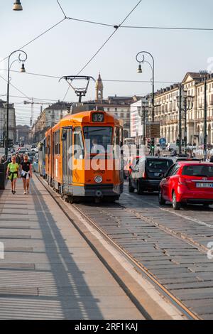 Torino, Italia - 28 marzo 2022: Tram elettrico numero 16 che trasporta passeggeri nel centro storico di Torino, Piemonte, Italia. Foto Stock