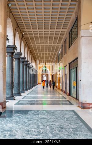 Torino, Italia - 28 marzo 2022: Via Roma è un'arteria vitale e un quartiere dello shopping di lusso che vibra attraverso il centro storico di Torino, il Piemonte, Italia Foto Stock