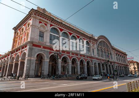 Torino, Italia - 28 marzo 2022: La stazione di Torino porta nuova è la principale stazione ferroviaria di Torino, la terza stazione più trafficata d'Italia dopo Roma Foto Stock