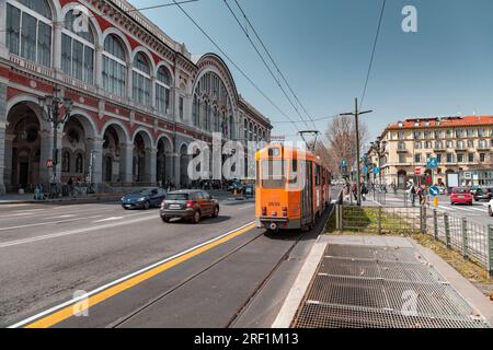 Torino, Italia - 28 marzo 2022: La stazione di Torino porta nuova è la principale stazione ferroviaria di Torino, la terza stazione più trafficata d'Italia dopo Roma Foto Stock